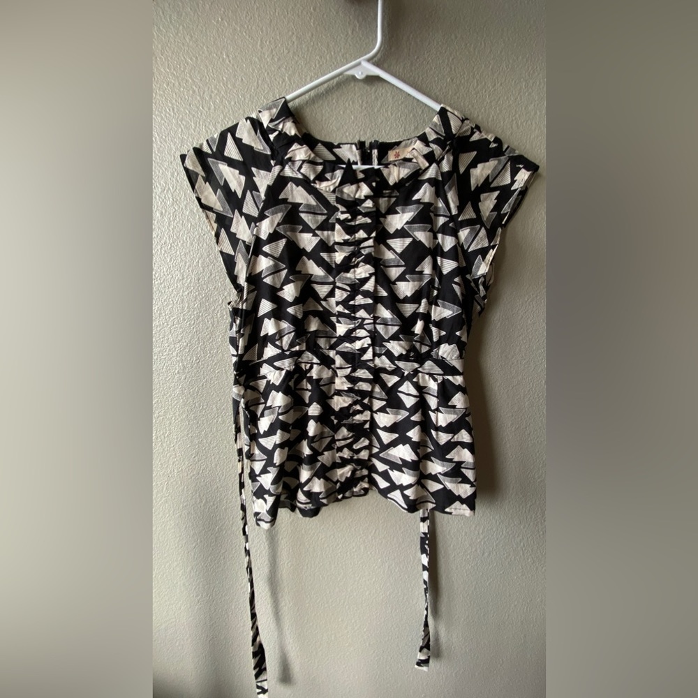 Cute geometric patterned blouse Women’s M
